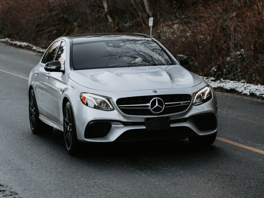 Silberner Mercedes-Benz vor der persönlichen Fahrzeugübergabe